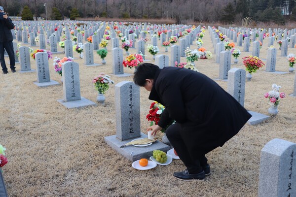 국립대전현충원에 안장된 안기남 열사 묘 앞에서 참여자들이 추모식을 준비하고 있다.