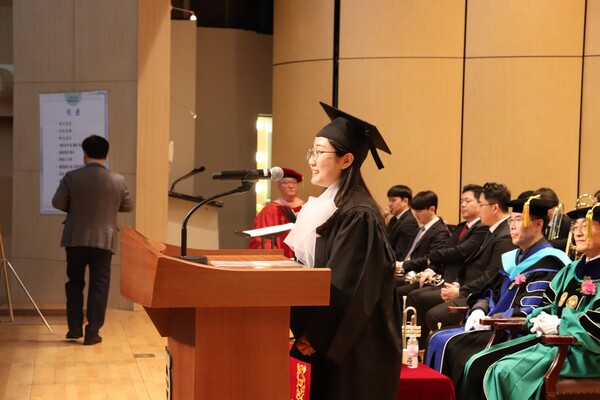 ​지난 2월 23일 우리대학 종합문화관에서 학부 졸업생 강영민(유아·특수교육 20)씨가 졸업생 인사를 하고 있다.